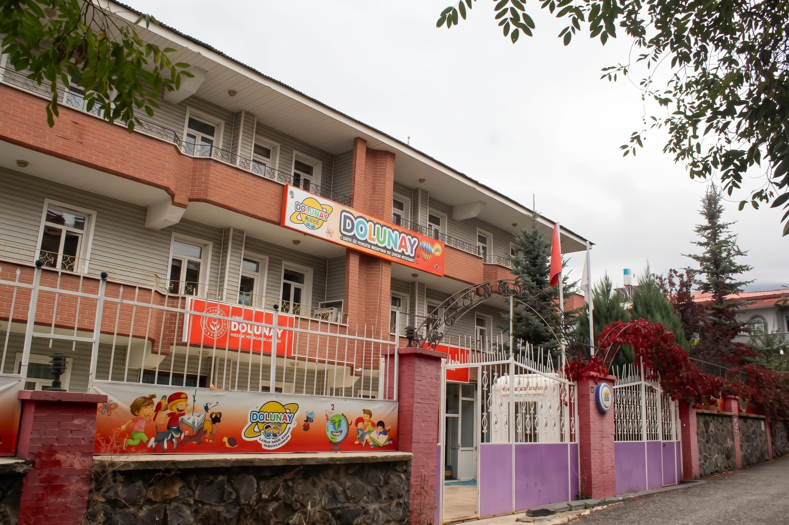 Dolunay Kreş binası ve bahçe girişi, Yıldızkent