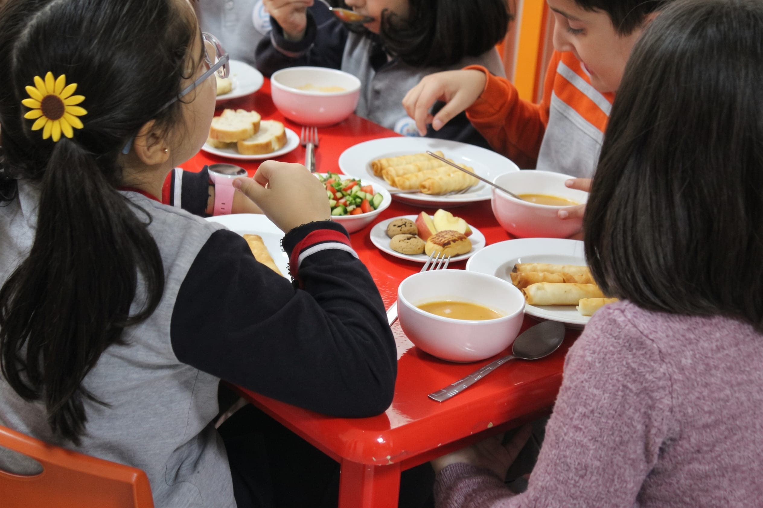 Çorba, börek ve salatadan oluşan öğle yemeğinde çocuklar
